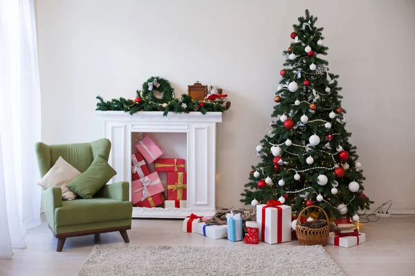 Χριστουγεννιάτικο φόντο εσωτερικό νέο έτος δέντρο δώρα χειμώνα καρτ ποστάλ — Φωτογραφία Αρχείου