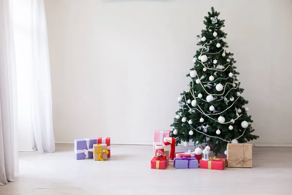 Albero di Natale con regali vacanze di Capodanno giocattoli invernali — Foto Stock