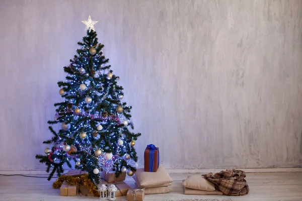 Fondo de Navidad Interior año nuevo árbol regalos postal de invierno — Foto de Stock