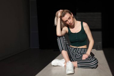 Güzel kadın moda sarışınla portresi