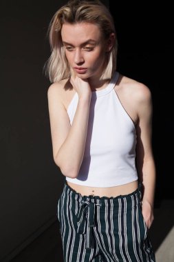 Güzel kadın moda sarışınla portresi
