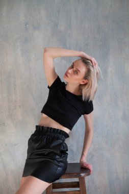 Güzel kadın moda sarışınla portresi