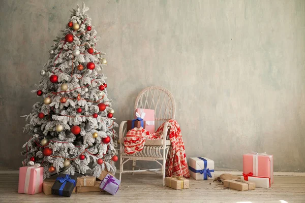 Navidad año nuevo árbol apartamento vacaciones tarjeta de felicitación —  Fotos de Stock