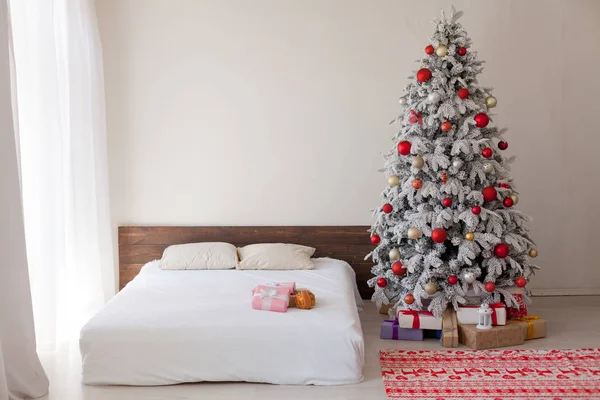 Navidad Dormitorio interior con un árbol con guirnaldas de luces regalos de año nuevo — Foto de Stock