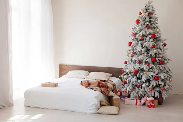 Vánoční interiér ložnice se stromem s girlandami světel novoroční dárky — Stock fotografie