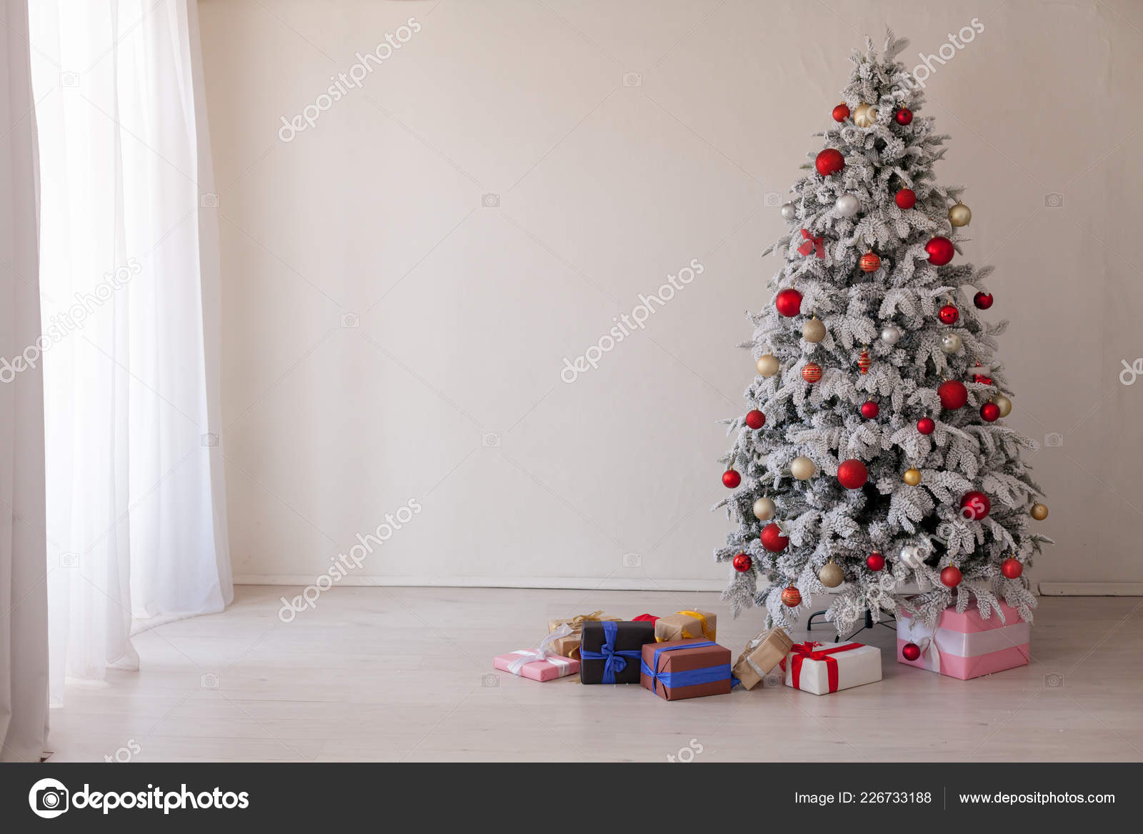 Sfondi Natalizi Mail.Natale Nuovo Anno Albero Vacanze Inverno Regali Decorazioni Sfondo Foto Stock C Dsimakov Foto Mail Ru 226733188