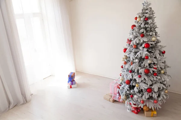 Noel yılbaşı ağacı tatil kış hediye süslemeleri arka plan — Stok fotoğraf
