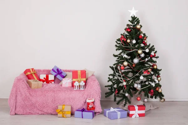 Christmas Tree House interieur Nieuwjaars geschenken sofa — Stockfoto