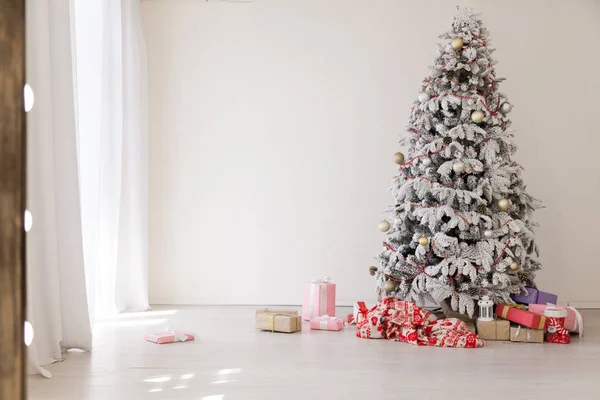 新年树公寓室内礼物圣诞节 — 图库照片