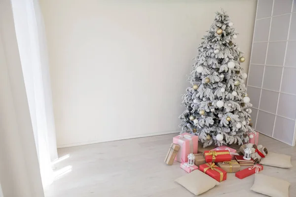 クリスマス ツリーの家の装飾のギフト クリスマス コンフォート新年 — ストック写真