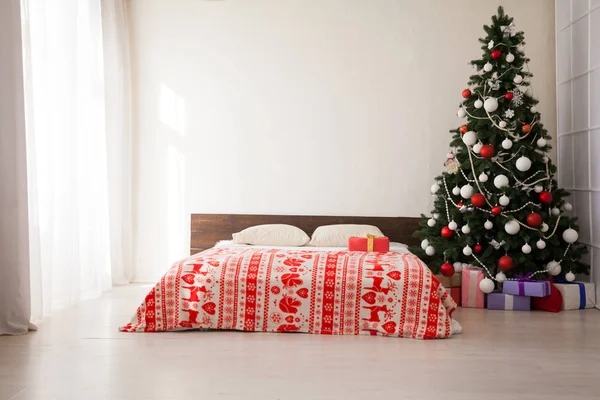 Ložnice dekor Vánoce Nový rok strom postel představuje zázemí interiéru — Stock fotografie