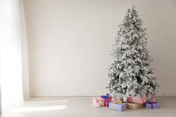 圣诞室内白色房间贺卡新年树礼物 — 图库照片