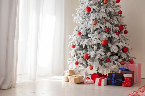 Χριστούγεννα εσωτερικό λευκό δωμάτιο ευχετήρια κάρτα νέου έτους δέντρο δώρα — Φωτογραφία Αρχείου