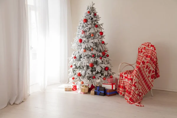 Wnętrze Boże Narodzenie biały pokój z życzeniami prezenty na nowy rok drzewa — Zdjęcie stockowe