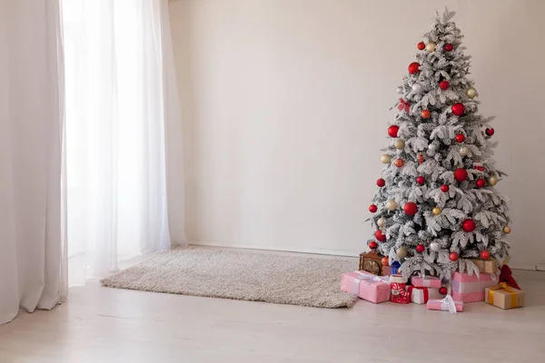 Χριστούγεννα εσωτερικό λευκό δωμάτιο ευχετήρια κάρτα νέου έτους δέντρο δώρα — Φωτογραφία Αρχείου