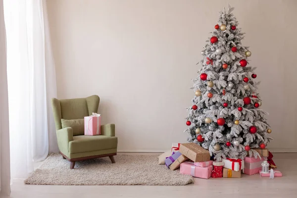 Karácsonyi belső fehér szobában üdvözlőlap újévi fa ajándékok — Stock Fotó