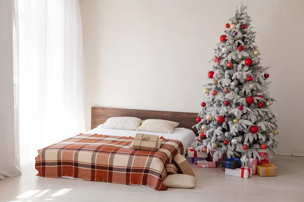 Hálószoba dekoráció Karácsony újév fa ágy bemutatja a háttér a belső tér — Stock Fotó