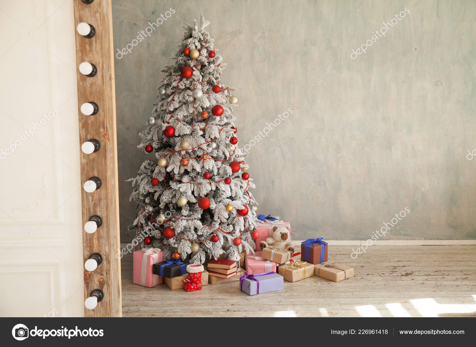 Weihnachten Interieur Alte Zimmer Grusskarte Neues Jahr Baum Geschenke Stockfoto C Dsimakov Foto Mail Ru 226961418