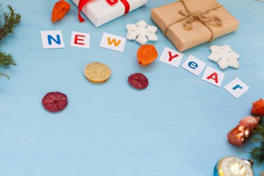 Yeni yıl arka plan Noel ağacı oyuncaklar 2019 2020 hediyeler