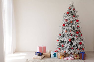 Noel iç beyaz oda tebrik kartı yılbaşı ağaç hediyeler