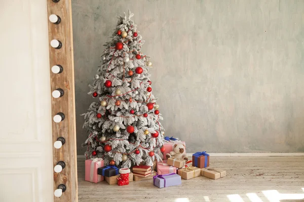 Kerst interieur oude kamers wenskaart Nieuwjaar boom geschenken — Stockfoto