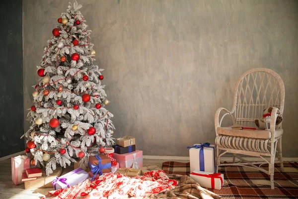 Різдвяний інтер'єр старовинних кімнат вітальна листівка новорічні подарунки на ялинку — стокове фото
