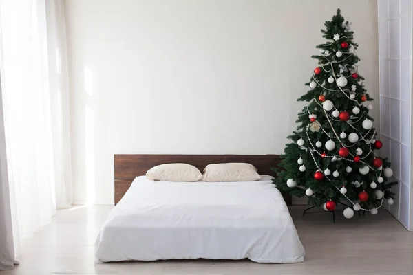 Weihnachten Dekor Schlafzimmer mit einem neuen Jahr Baum Feiertagsgeschenke — Stockfoto
