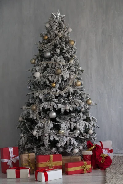 Різдвяний інтер'єр будинку старовинні різдвяні подарунки на Новий рік — стокове фото