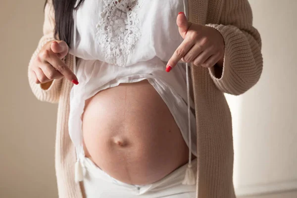 Schöne schwangere brünette Frau im Krankenhaus entbindet — Stockfoto