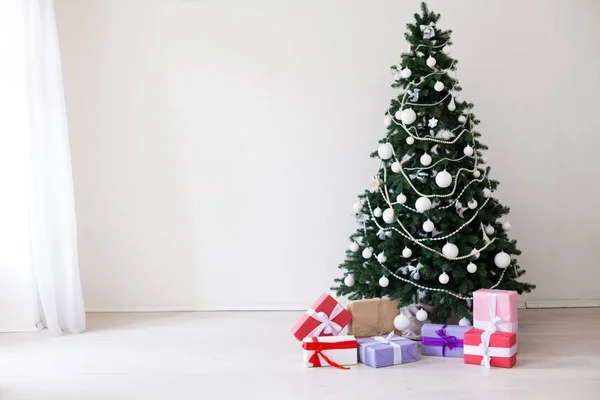 Albero Natale Verde Con Regali Giocattoli Arredamento Vacanza Anno Nuovo — Foto Stock