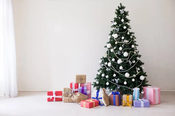 Árbol de Navidad verde con regalos de juguetes para la decoración de las fiestas de año nuevo invierno —  Fotos de Stock