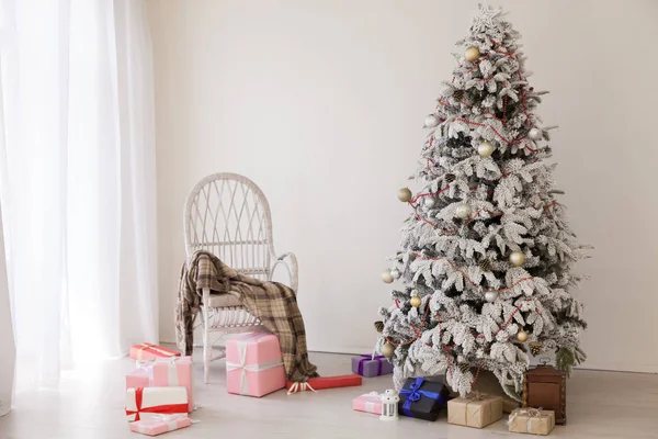 Choinka z prezentami, Garland światła nowy rok urlop zimowy — Zdjęcie stockowe