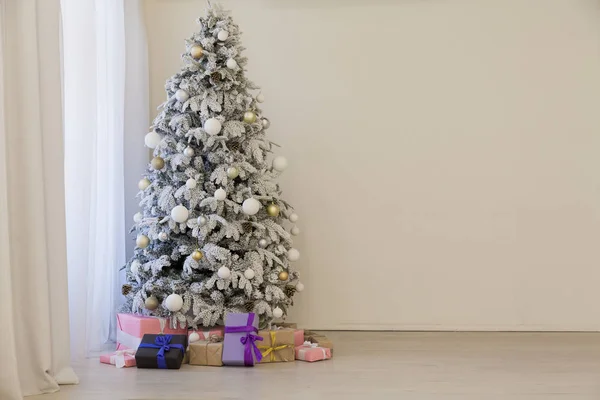 白色圣诞树与礼物加兰灯新的一年寒假 — 图库照片
