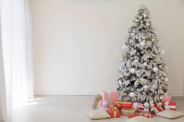 Árbol de Navidad con regalos, Luces de guirnalda Interior año nuevo invierno vacaciones fondo —  Fotos de Stock