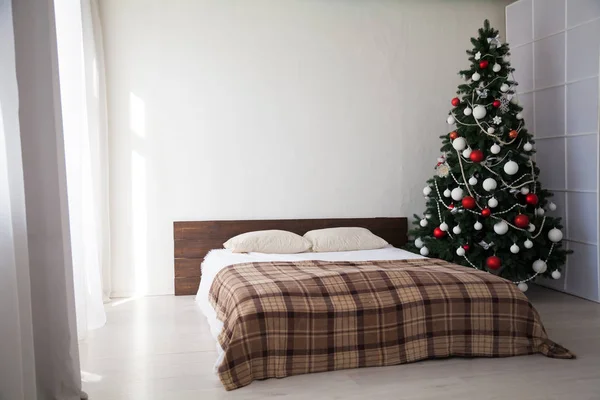 Quarto interior com cama e árvore de Natal presentes feriados ano novo — Fotografia de Stock