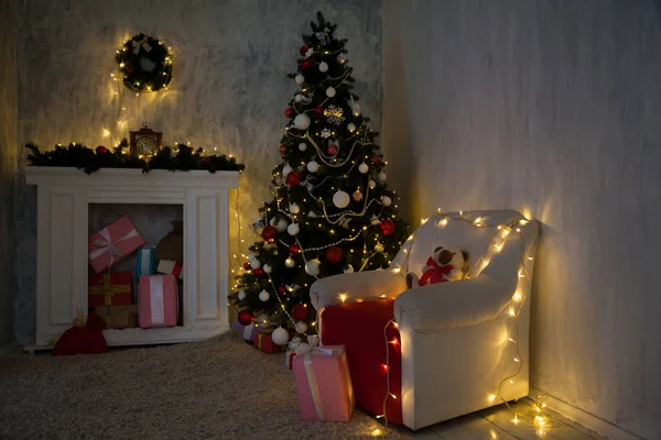 Arbre de Noël avec cadeaux, Guirlande lumières nouvel an vacances hiver — Photo