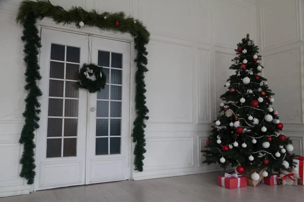 Árbol de Navidad con regalos vacaciones de año nuevo invierno — Foto de Stock