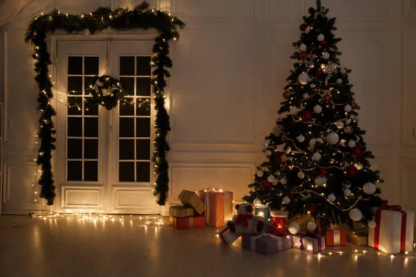 Χριστουγεννιάτικο δέντρο με δώρα, φώτα γιρλάντα νέο έτος διακοπές χειμώνα — Φωτογραφία Αρχείου