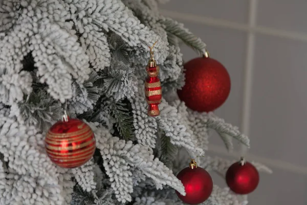 Різдвяна ялинка святкові новорічні подарунки зимовий декор — стокове фото