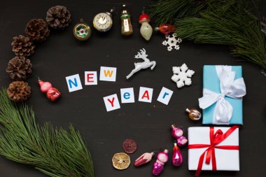 Hediyeler yılbaşı ağacı süsleme oyuncaklar Noel arka plan Christmas hediyeler