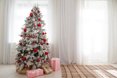 Noel ağacı içinde a oda ile oyuncak ve hediye tatil yeni yıl kış Kartpostalı