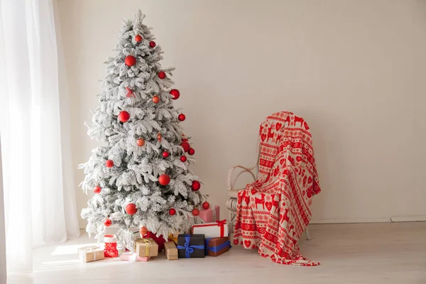 Новогодняя елка в номере с игрушками и подарками — стоковое фото