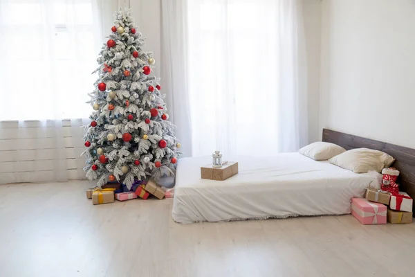 Árvore de Natal no quarto com cama e presentes férias ano novo cartão postal de inverno — Fotografia de Stock
