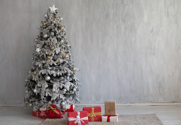 Natal Interior casa vintage árvore de Natal presentes ano novo — Fotografia de Stock