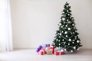 Yılbaşı dekor kış tatil için oyuncak hediye ile yeşil Noel ağacı