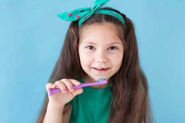 Bambina lavarsi i denti con un dente spazzolino da denti — Foto Stock