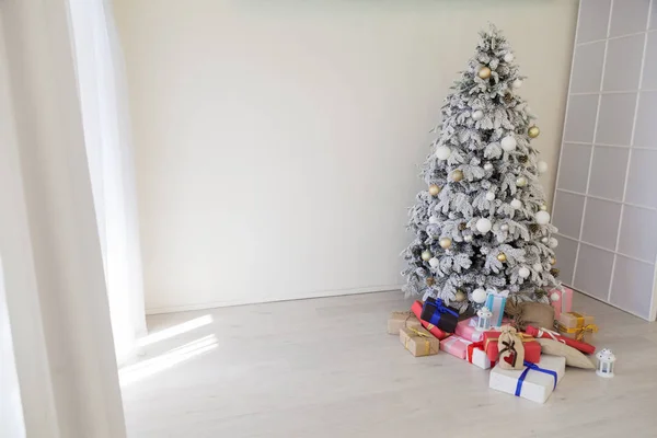 Hediyeler, Garland ışıklar iç yeni yıl kış tatil arka plan ile Noel ağacı — Stok fotoğraf
