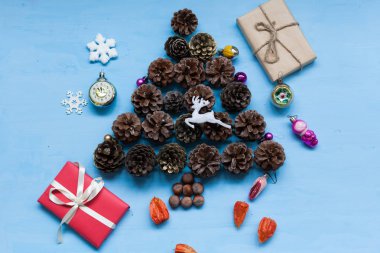 Noel ağacı şekil koni Noel hediyeleri yeni yıl arka plan