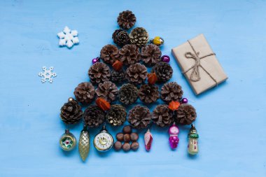 Noel ağacı şekil koni Noel hediyeleri yeni yıl arka plan