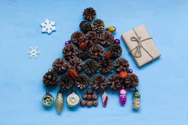 Noel ağacı şekil koni Noel hediyeleri yeni yıl arka plan